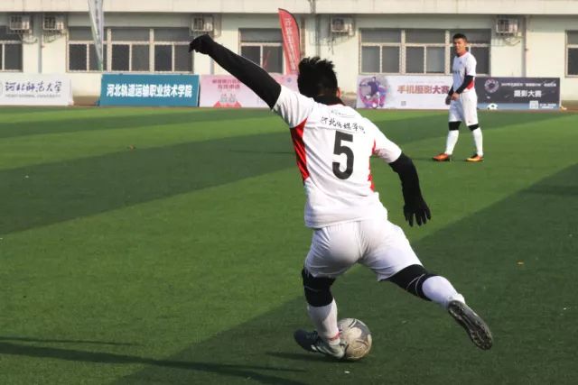 前中超外援乌塔卡破门 VAR划线确认不越位